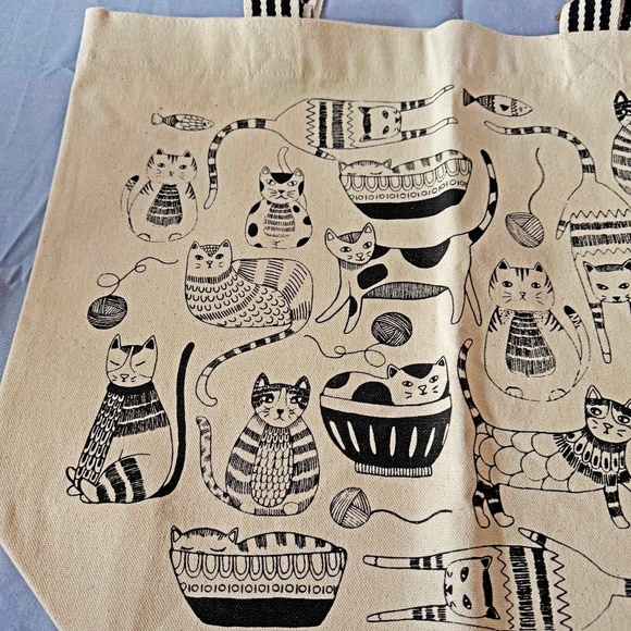 TOTE, MANY CATS, BLACK & BEIGE, TWO CLOTH HANDLES, 100% COTTON, SIMONS DANICA - Picture 2 of 7
